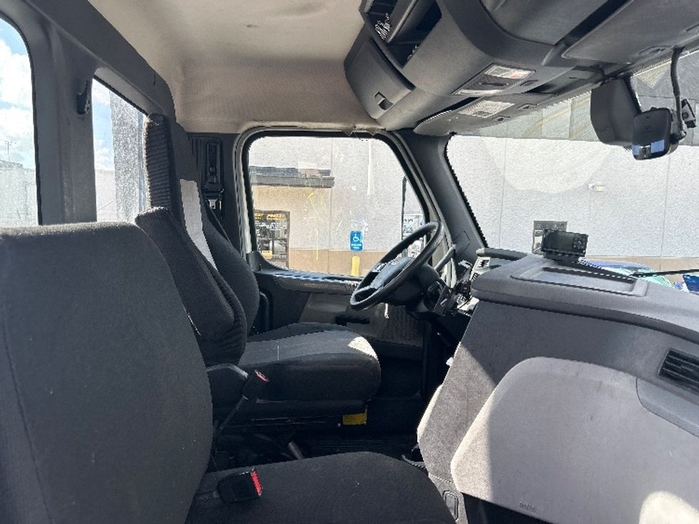 Day Cab Tractor-Heavy Duty Tractors-Freightliner-2018-T12664ST-Katy-TX-477,549\n\t\tmiles-$ 39,250 - Image 14