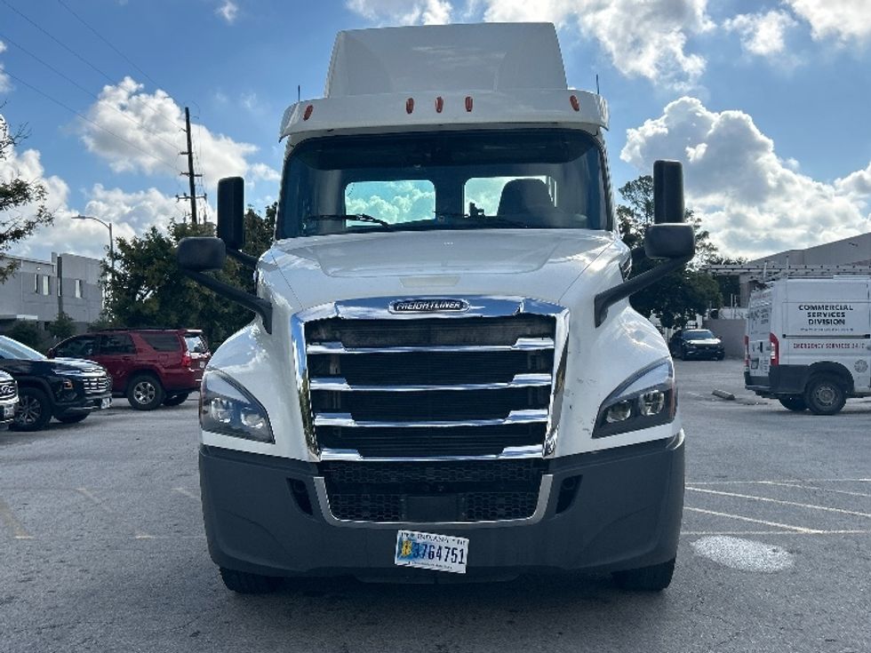 Day Cab Tractor-Heavy Duty Tractors-Freightliner-2018-T12664ST-Katy-TX-477,549\n\t\tmiles-$ 39,250 - Image 2