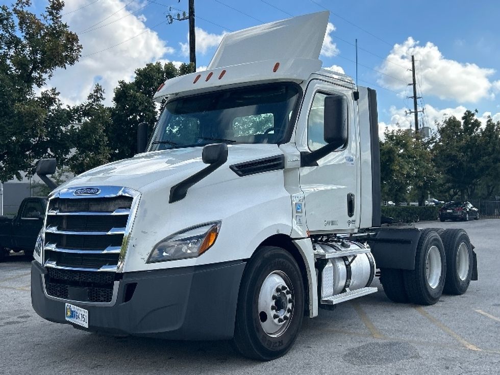 Day Cab Tractor-Heavy Duty Tractors-Freightliner-2018-T12664ST-Katy-TX-477,549\n\t\tmiles-$ 39,250 - Image 3