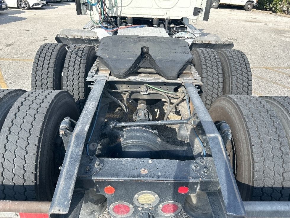 Day Cab Tractor-Heavy Duty Tractors-Freightliner-2018-T12664ST-Katy-TX-477,549\n\t\tmiles-$ 39,250 - Image 6