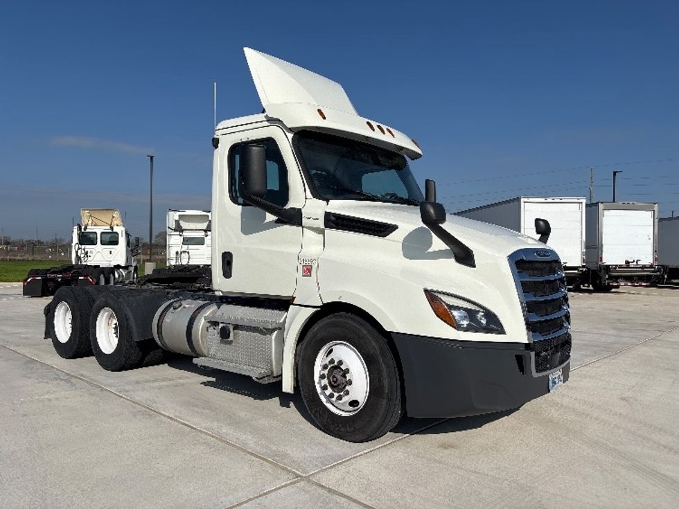 Day Cab Tractor-Heavy Duty Tractors-Freightliner-2018-T12664ST-Katy-TX-688,056\n\t\tmiles-$ 27,750 - Image 1