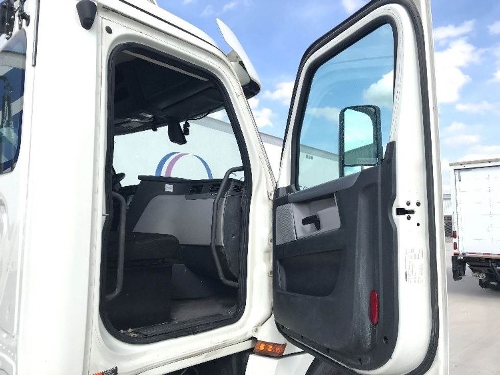 Day Cab Tractor-Heavy Duty Tractors-Freightliner-2018-T12664ST-Katy-TX-688,056\n\t\tmiles-$ 27,750 - Image 12