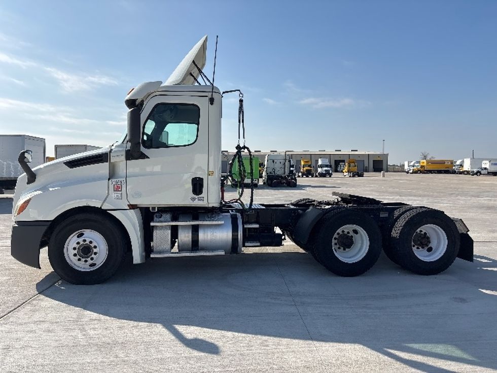 Day Cab Tractor-Heavy Duty Tractors-Freightliner-2018-T12664ST-Katy-TX-688,056\n\t\tmiles-$ 27,750 - Image 4