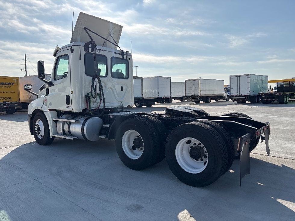 Day Cab Tractor-Heavy Duty Tractors-Freightliner-2018-T12664ST-Katy-TX-688,056\n\t\tmiles-$ 27,750 - Image 5