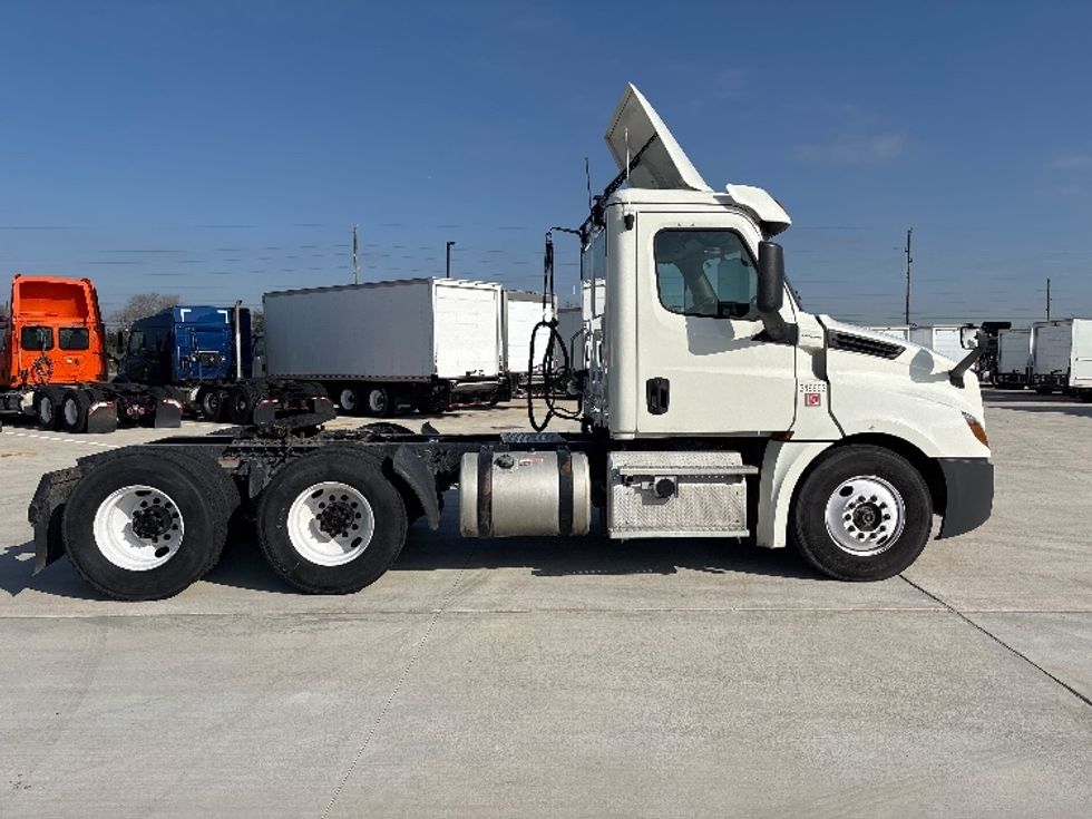 Day Cab Tractor-Heavy Duty Tractors-Freightliner-2018-T12664ST-Katy-TX-688,056\n\t\tmiles-$ 27,750 - Image 8