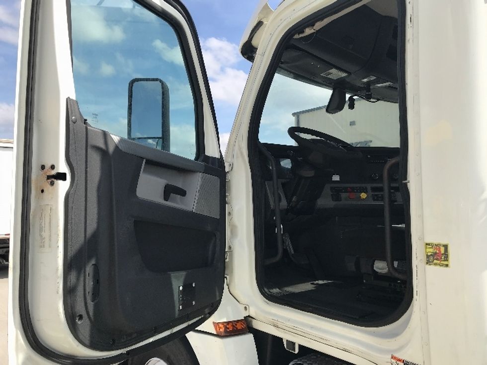 Day Cab Tractor-Heavy Duty Tractors-Freightliner-2018-T12664ST-Katy-TX-688,056\n\t\tmiles-$ 27,750 - Image 9