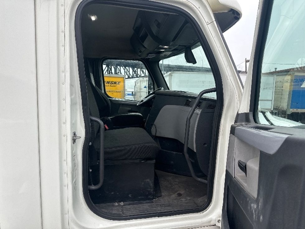 Day Cab Tractor-Heavy Duty Tractors-Freightliner-2018-T12664ST-Kearny-NJ-203,693\n\t\tmiles-$ 53,500 - Image 12