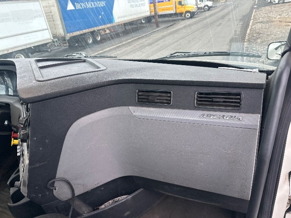 Day Cab Tractor-Heavy Duty Tractors-Freightliner-2018-T12664ST-Kearny-NJ-203,693\n\t\tmiles-$ 53,500 - Image 13