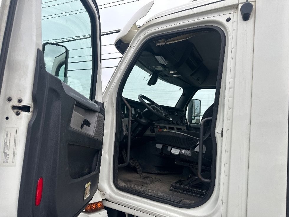 Day Cab Tractor-Heavy Duty Tractors-Freightliner-2018-T12664ST-Kearny-NJ-203,693\n\t\tmiles-$ 53,500 - Image 9