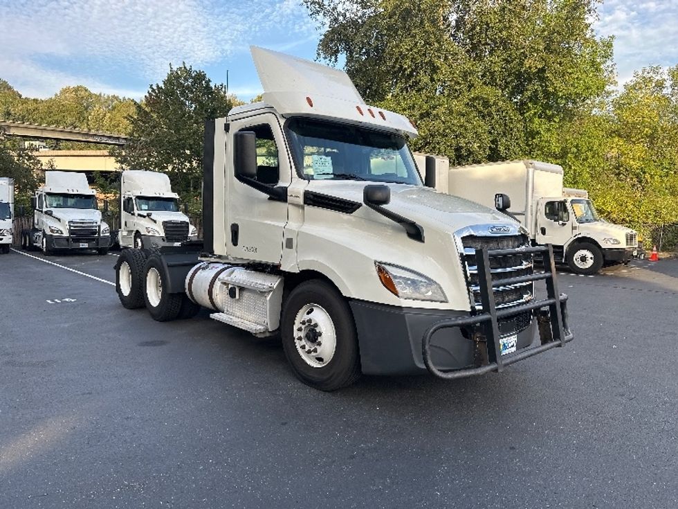 Day Cab Tractor-Heavy Duty Tractors-Freightliner-2018-T12664ST-Kent-WA-424,245\n\t\tmiles-$ 41,000 - Image 1