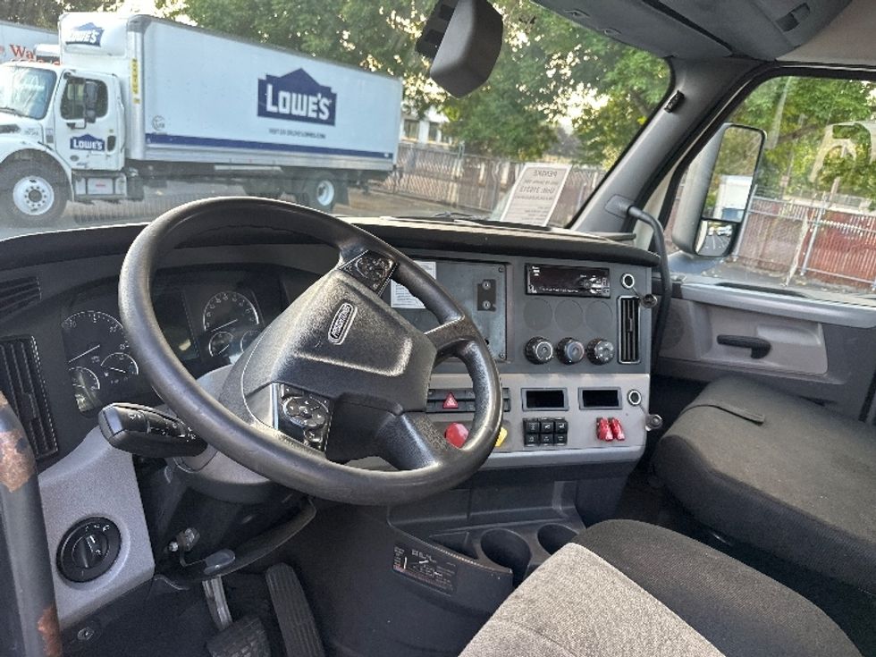 Day Cab Tractor-Heavy Duty Tractors-Freightliner-2018-T12664ST-Kent-WA-424,245\n\t\tmiles-$ 41,000 - Image 10