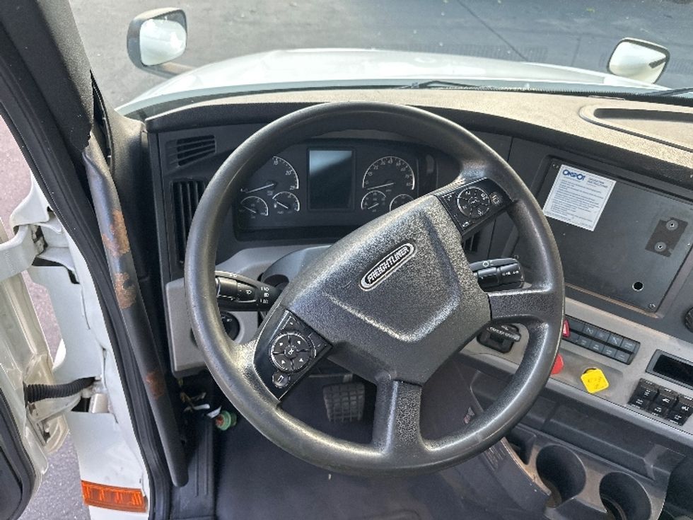 Day Cab Tractor-Heavy Duty Tractors-Freightliner-2018-T12664ST-Kent-WA-424,245\n\t\tmiles-$ 41,000 - Image 11