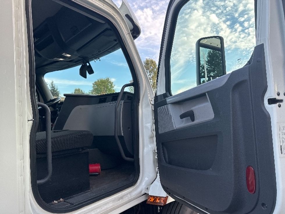 Day Cab Tractor-Heavy Duty Tractors-Freightliner-2018-T12664ST-Kent-WA-424,245\n\t\tmiles-$ 41,000 - Image 12