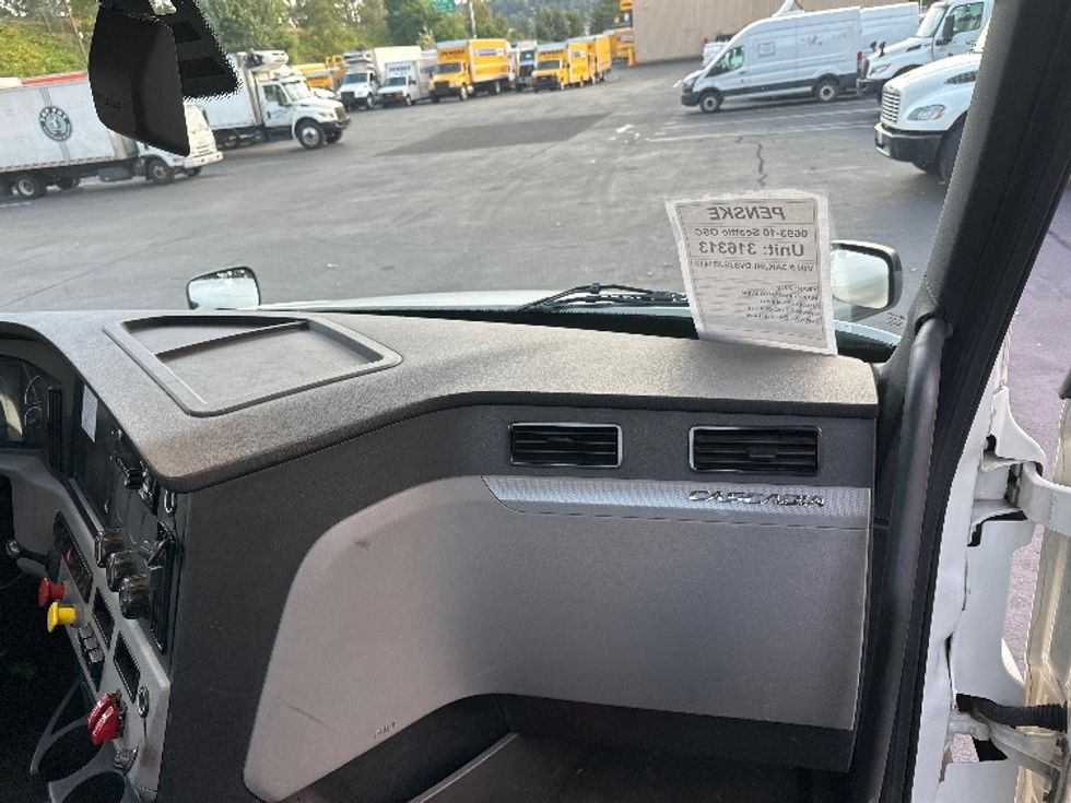 Day Cab Tractor-Heavy Duty Tractors-Freightliner-2018-T12664ST-Kent-WA-424,245\n\t\tmiles-$ 41,000 - Image 13