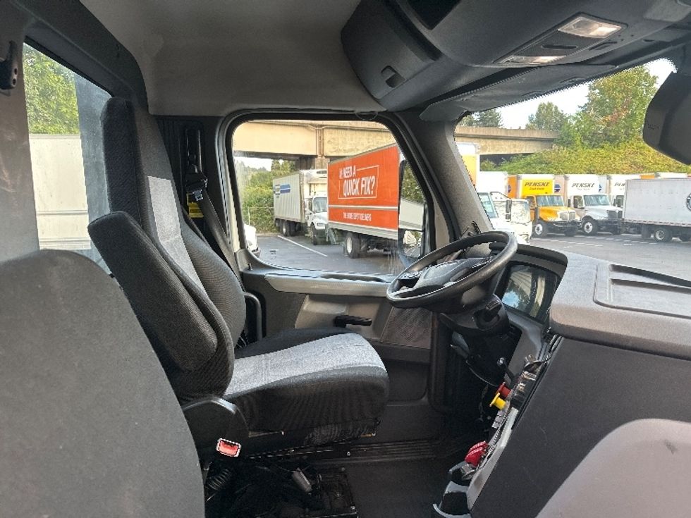 Day Cab Tractor-Heavy Duty Tractors-Freightliner-2018-T12664ST-Kent-WA-424,245\n\t\tmiles-$ 41,000 - Image 14
