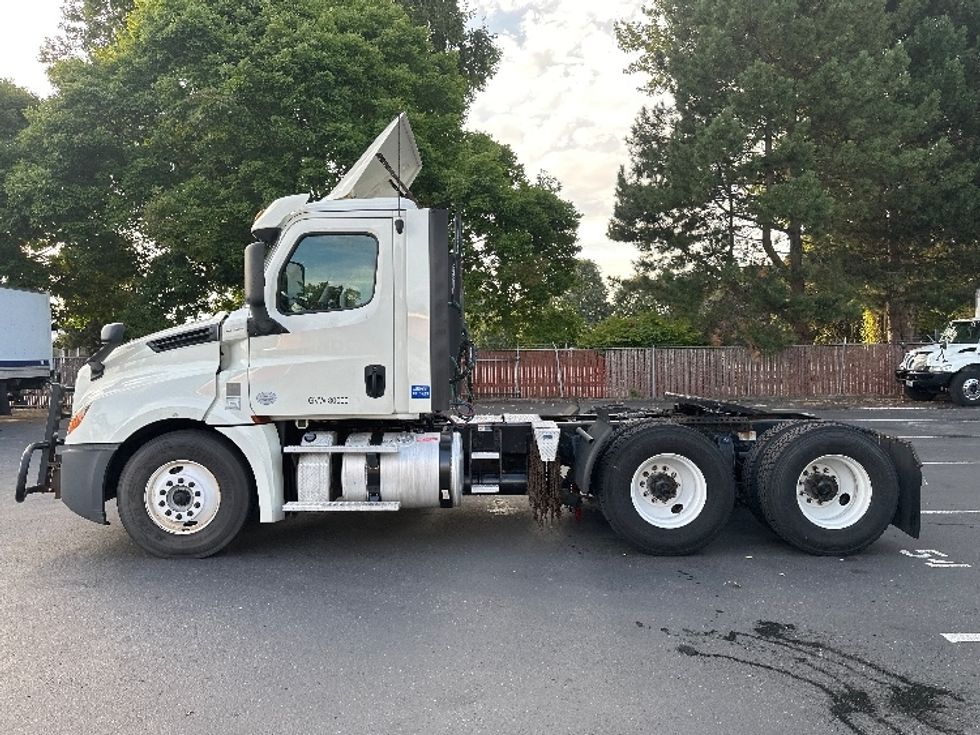 Day Cab Tractor-Heavy Duty Tractors-Freightliner-2018-T12664ST-Kent-WA-424,245\n\t\tmiles-$ 41,000 - Image 4