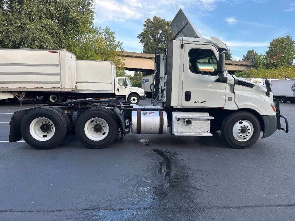 Day Cab Tractor-Heavy Duty Tractors-Freightliner-2018-T12664ST-Kent-WA-424,245\n\t\tmiles-$ 41,000 - Image 8