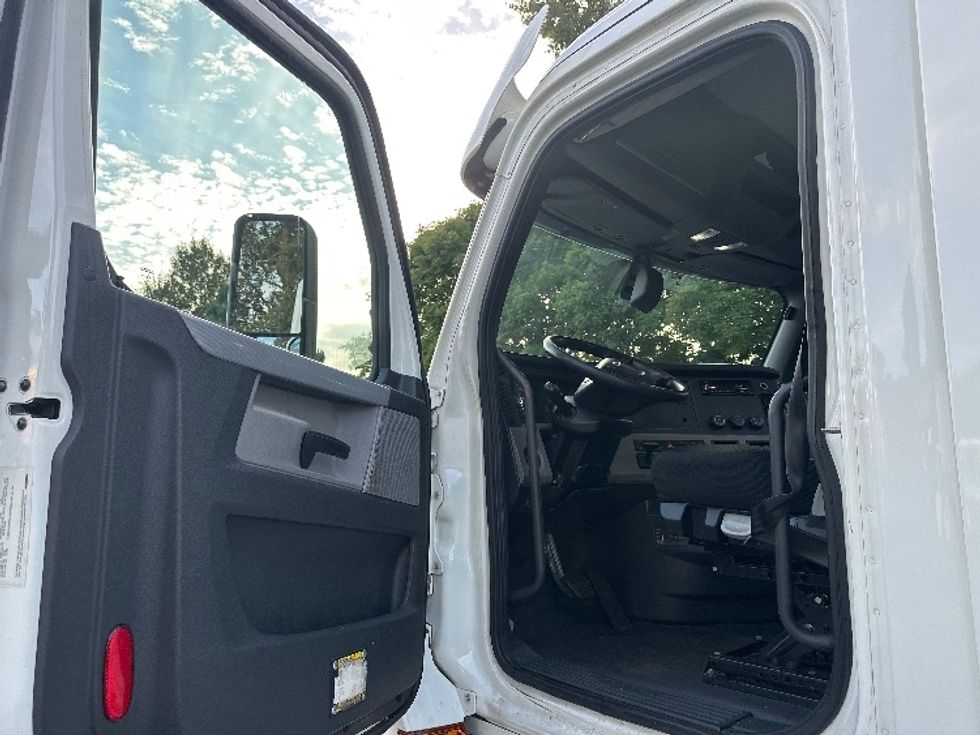 Day Cab Tractor-Heavy Duty Tractors-Freightliner-2018-T12664ST-Kent-WA-424,245\n\t\tmiles-$ 41,000 - Image 9
