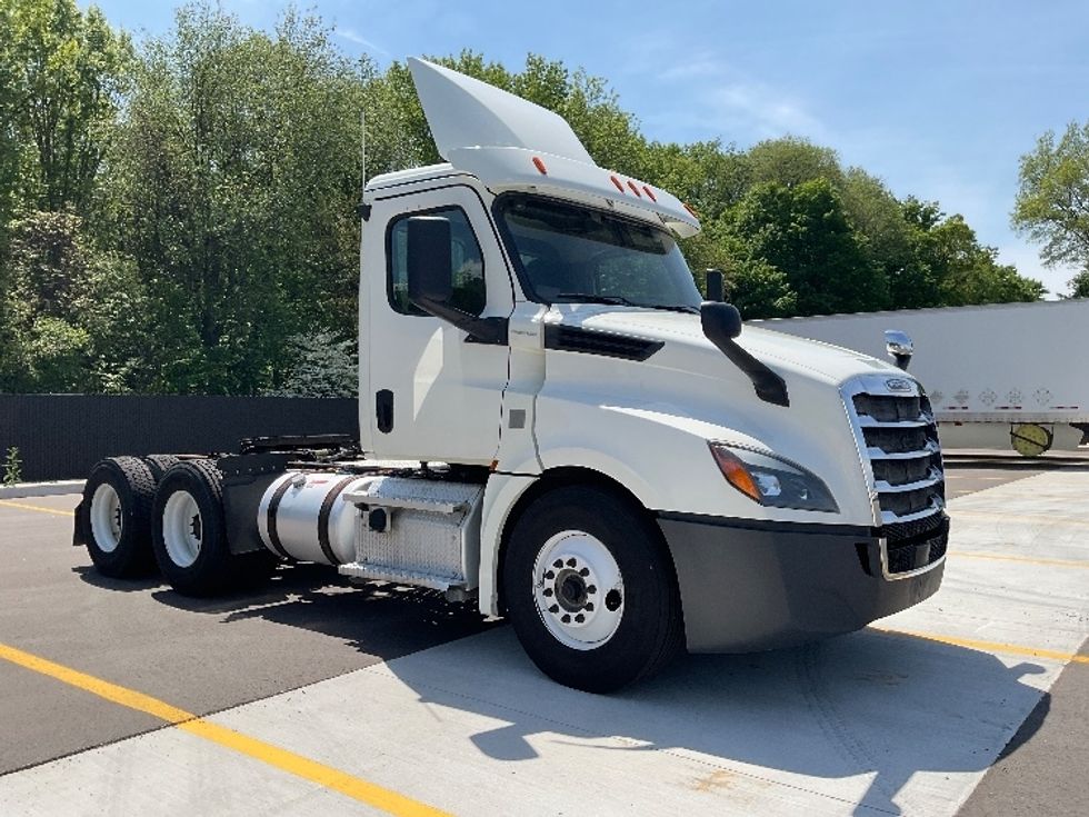 Day Cab Tractor-Heavy Duty Tractors-Freightliner-2018-T12664ST-Kentwood-MI-483,316\n\t\tmiles-$ 39,000 - Image 1