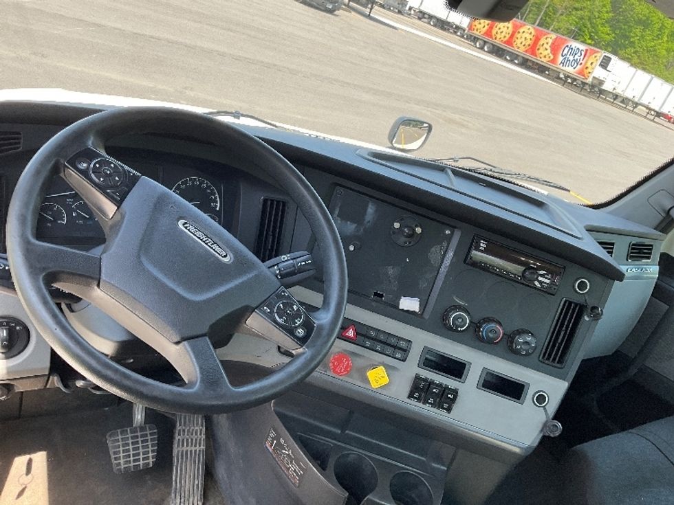 Day Cab Tractor-Heavy Duty Tractors-Freightliner-2018-T12664ST-Kentwood-MI-483,316\n\t\tmiles-$ 39,000 - Image 11