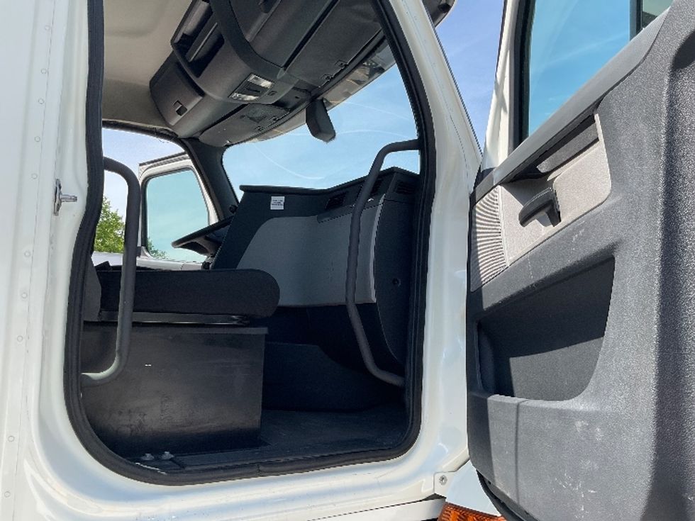 Day Cab Tractor-Heavy Duty Tractors-Freightliner-2018-T12664ST-Kentwood-MI-483,316\n\t\tmiles-$ 39,000 - Image 12