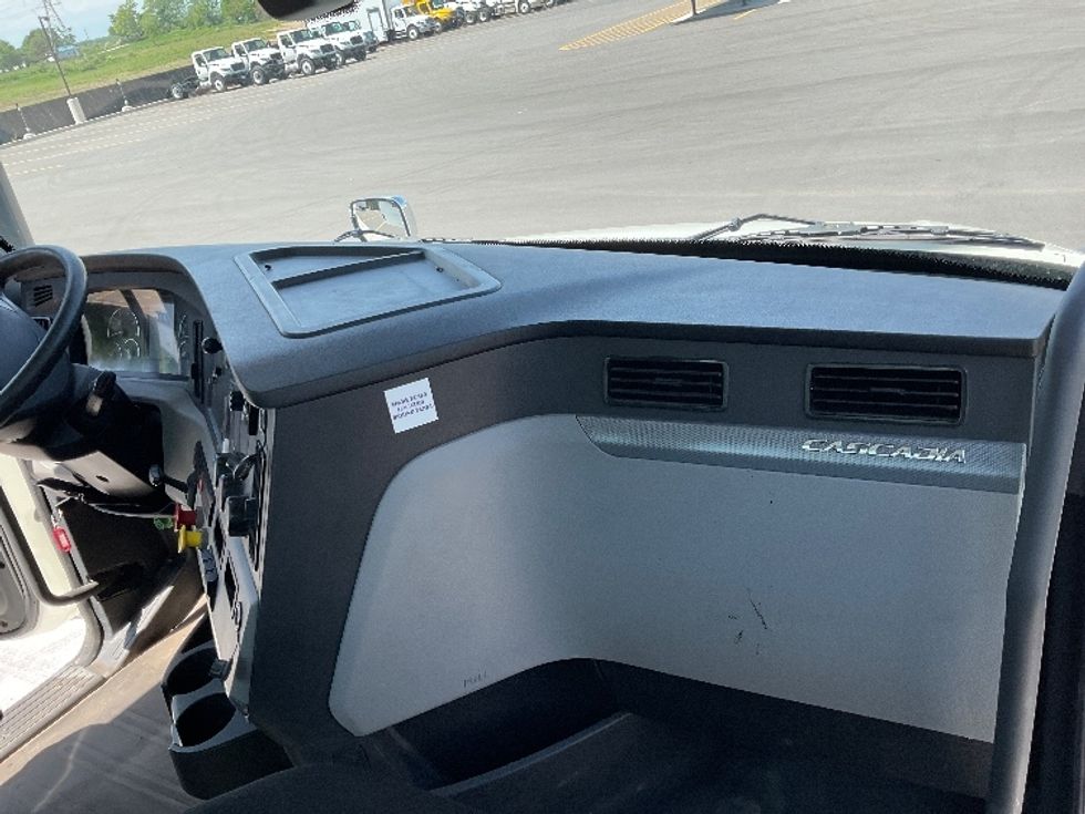 Day Cab Tractor-Heavy Duty Tractors-Freightliner-2018-T12664ST-Kentwood-MI-483,316\n\t\tmiles-$ 39,000 - Image 13