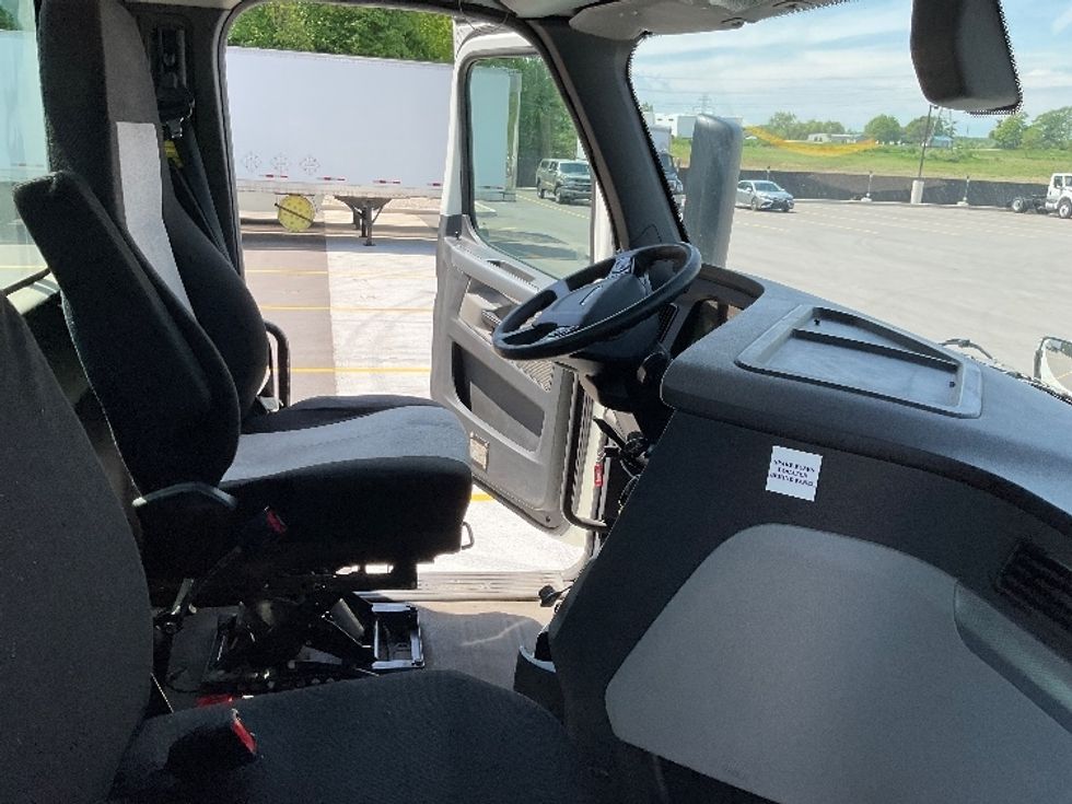 Day Cab Tractor-Heavy Duty Tractors-Freightliner-2018-T12664ST-Kentwood-MI-483,316\n\t\tmiles-$ 39,000 - Image 14