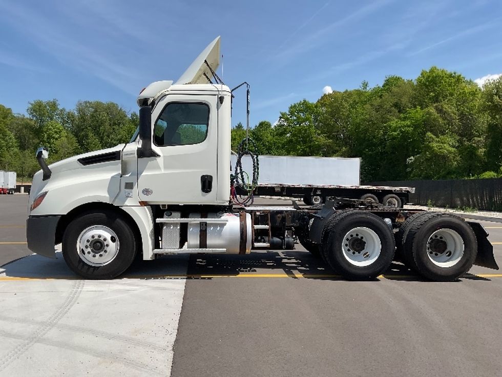 Day Cab Tractor-Heavy Duty Tractors-Freightliner-2018-T12664ST-Kentwood-MI-483,316\n\t\tmiles-$ 39,000 - Image 4
