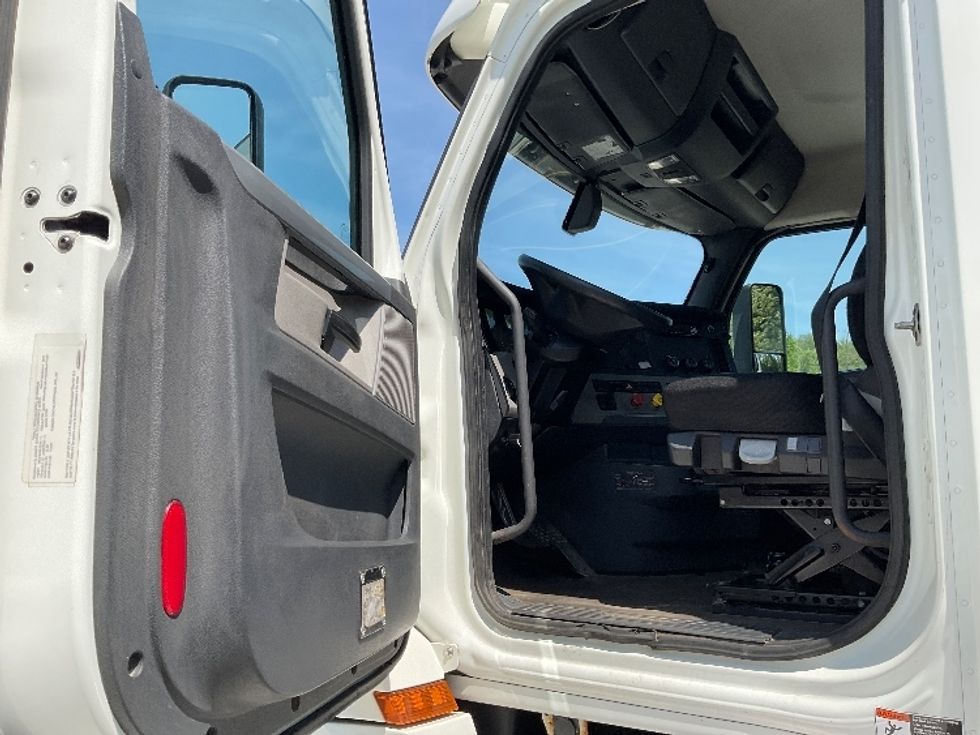 Day Cab Tractor-Heavy Duty Tractors-Freightliner-2018-T12664ST-Kentwood-MI-483,316\n\t\tmiles-$ 39,000 - Image 9