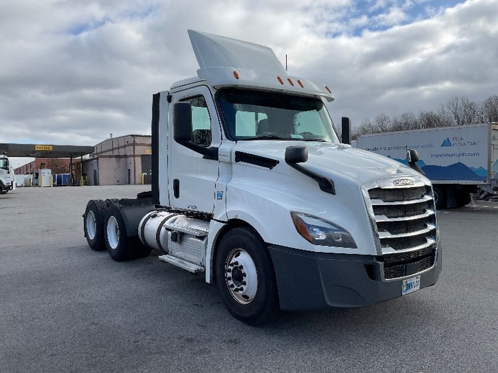 Day Cab Tractor-Heavy Duty Tractors-Freightliner-2018-T12664ST-King Of Prussia-PA-431,478\n\t\tmiles-$ 37,000 - Image 1