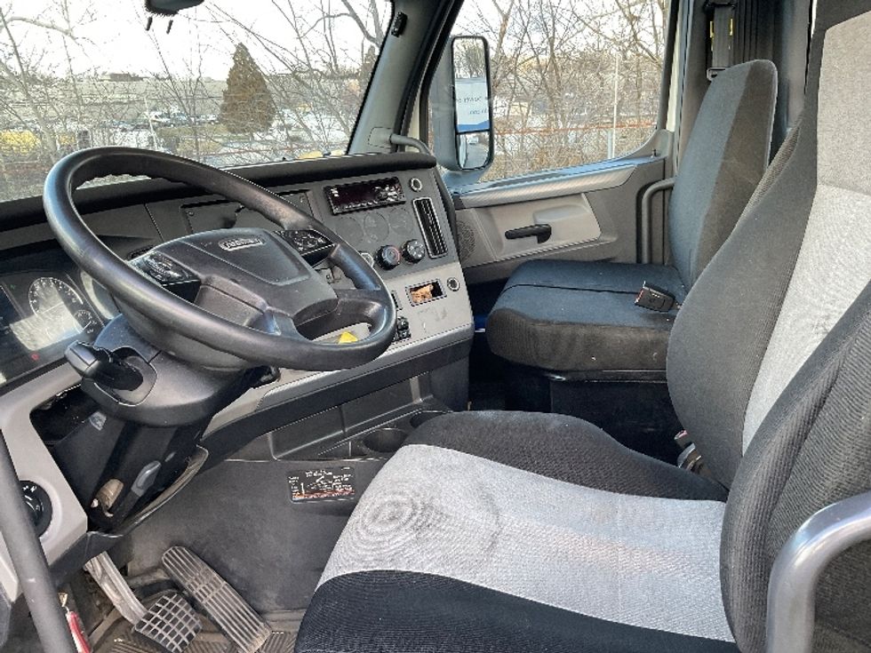 Day Cab Tractor-Heavy Duty Tractors-Freightliner-2018-T12664ST-King Of Prussia-PA-431,478\n\t\tmiles-$ 37,000 - Image 10
