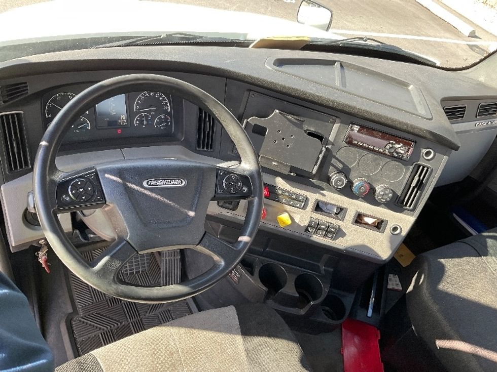 Day Cab Tractor-Heavy Duty Tractors-Freightliner-2018-T12664ST-King Of Prussia-PA-431,478\n\t\tmiles-$ 37,000 - Image 11