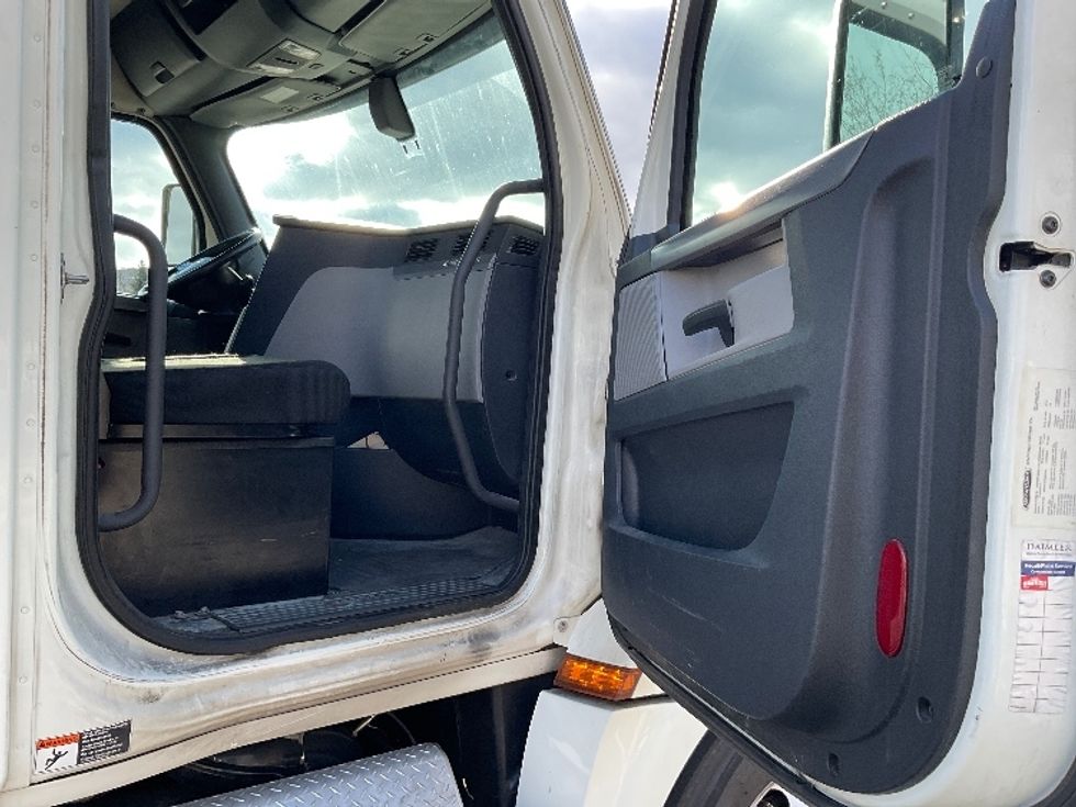 Day Cab Tractor-Heavy Duty Tractors-Freightliner-2018-T12664ST-King Of Prussia-PA-431,478\n\t\tmiles-$ 37,000 - Image 12