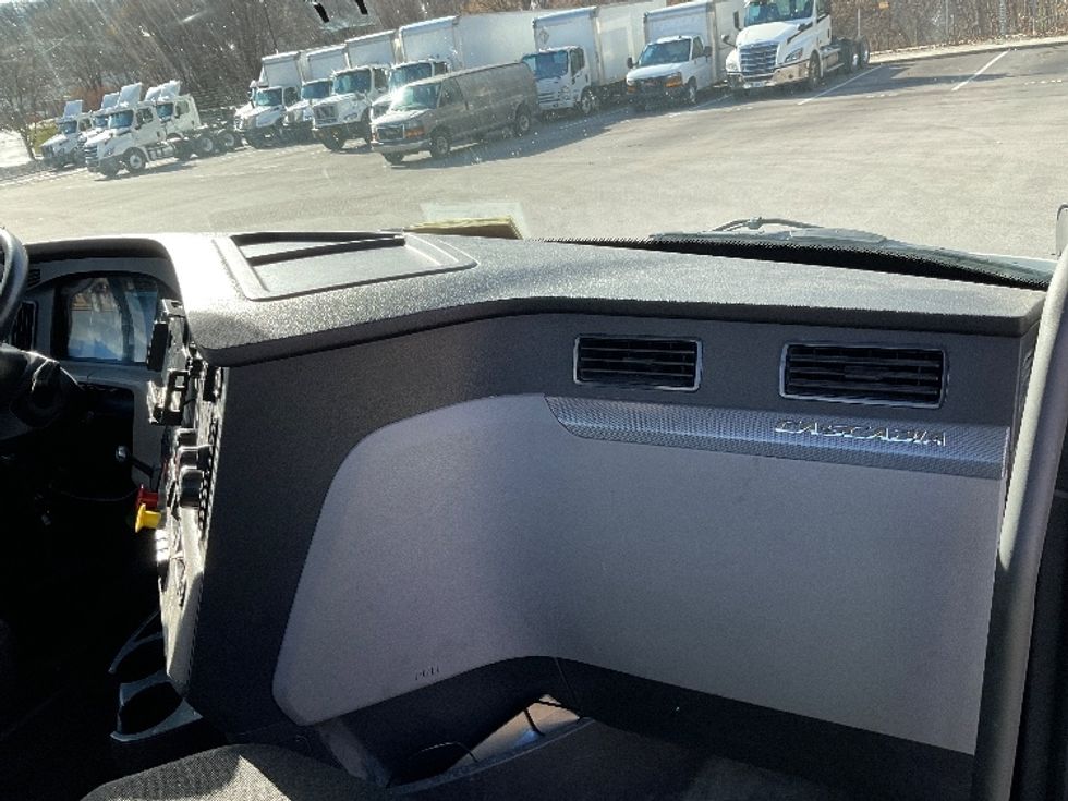 Day Cab Tractor-Heavy Duty Tractors-Freightliner-2018-T12664ST-King Of Prussia-PA-431,478\n\t\tmiles-$ 37,000 - Image 13