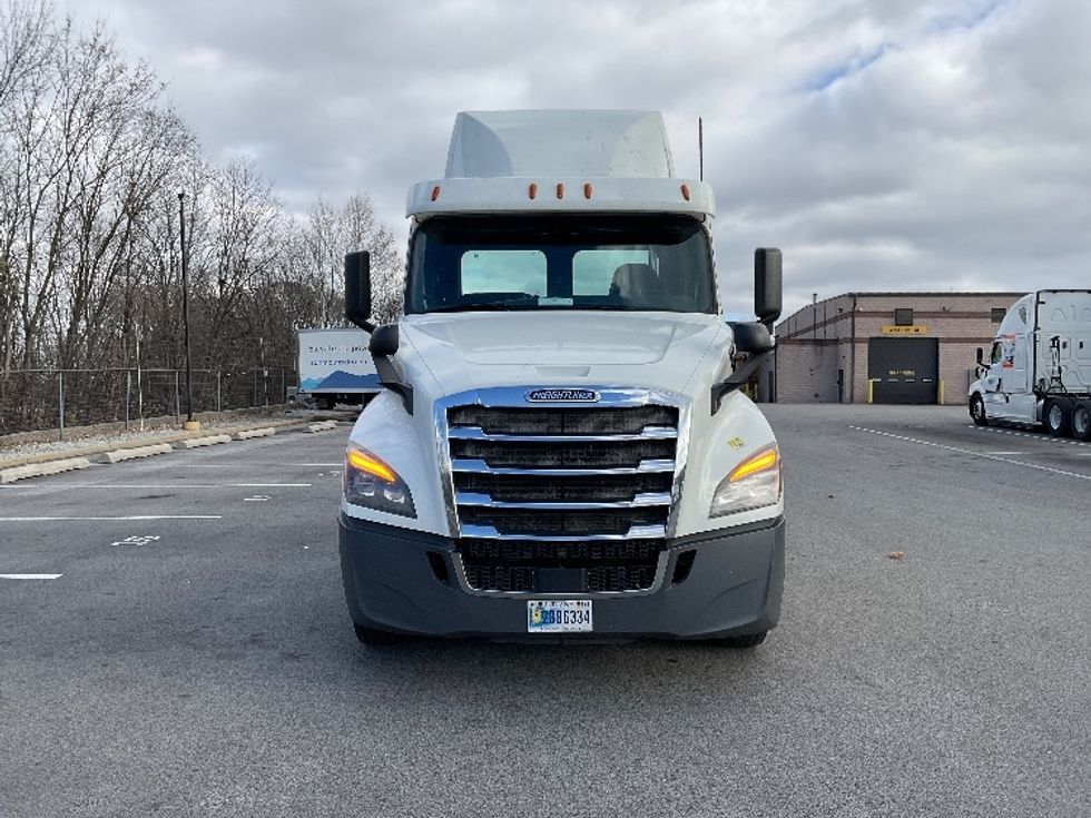 Day Cab Tractor-Heavy Duty Tractors-Freightliner-2018-T12664ST-King Of Prussia-PA-431,478\n\t\tmiles-$ 37,000 - Image 2