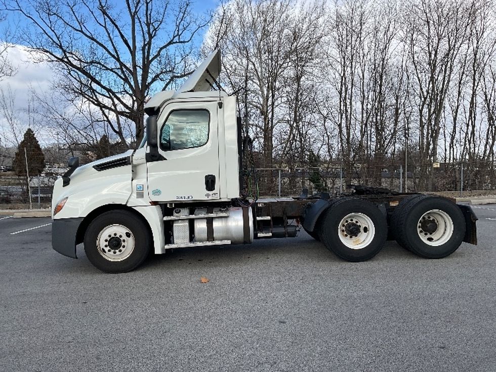 Day Cab Tractor-Heavy Duty Tractors-Freightliner-2018-T12664ST-King Of Prussia-PA-431,478\n\t\tmiles-$ 37,000 - Image 4