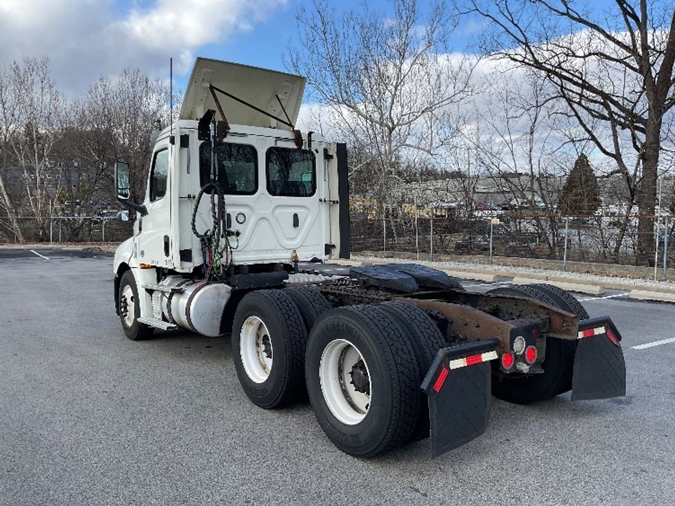 Day Cab Tractor-Heavy Duty Tractors-Freightliner-2018-T12664ST-King Of Prussia-PA-431,478\n\t\tmiles-$ 37,000 - Image 5