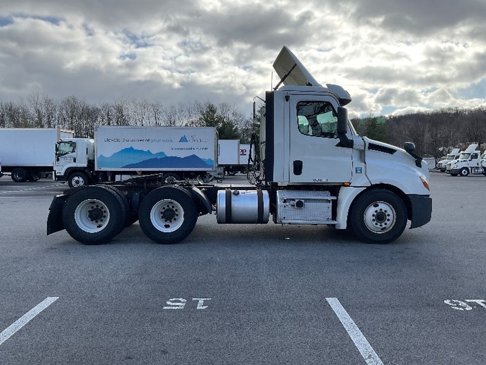 Day Cab Tractor-Heavy Duty Tractors-Freightliner-2018-T12664ST-King Of Prussia-PA-431,478\n\t\tmiles-$ 37,000 - Image 8