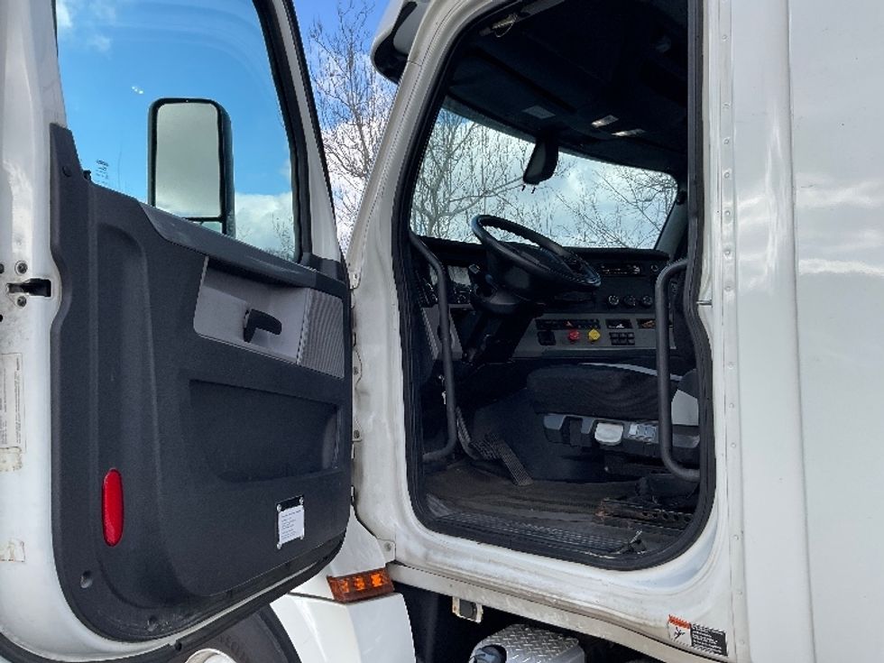 Day Cab Tractor-Heavy Duty Tractors-Freightliner-2018-T12664ST-King Of Prussia-PA-431,478\n\t\tmiles-$ 37,000 - Image 9