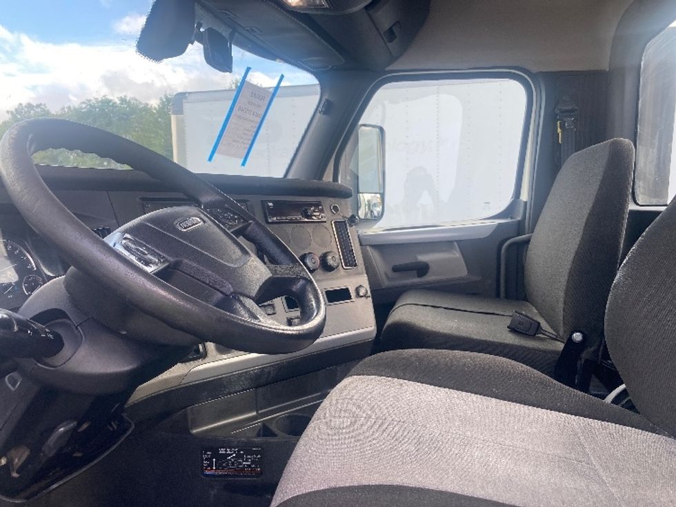 Day Cab Tractor-Heavy Duty Tractors-Freightliner-2018-T12664ST-King Of Prussia-PA-441,699\n\t\tmiles-$ 38,000 - Image 10