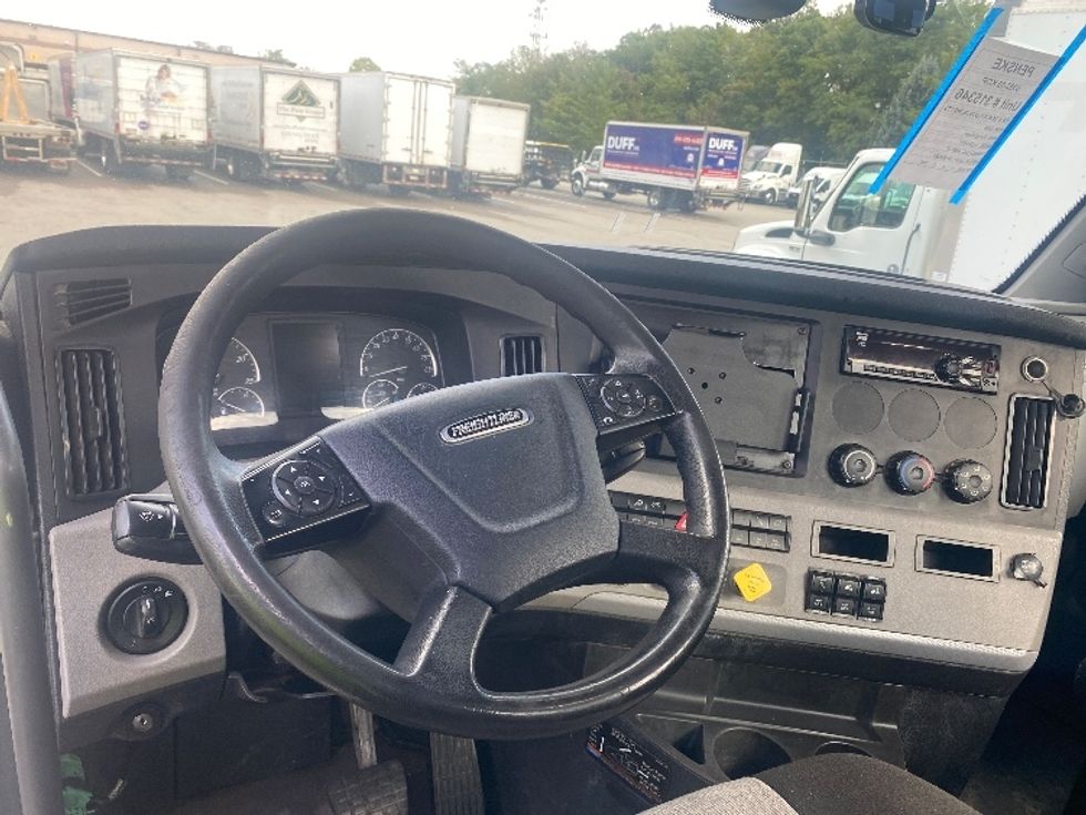 Day Cab Tractor-Heavy Duty Tractors-Freightliner-2018-T12664ST-King Of Prussia-PA-441,699\n\t\tmiles-$ 38,000 - Image 11
