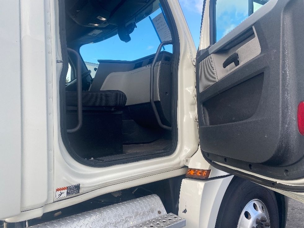 Day Cab Tractor-Heavy Duty Tractors-Freightliner-2018-T12664ST-King Of Prussia-PA-441,699\n\t\tmiles-$ 38,000 - Image 12