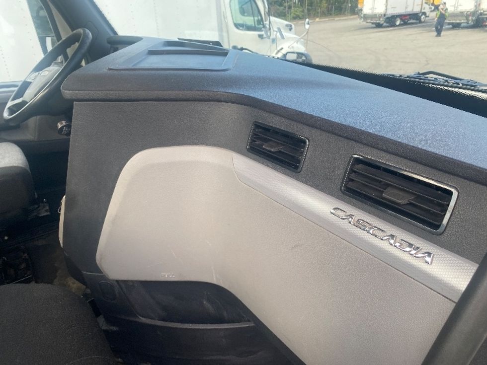 Day Cab Tractor-Heavy Duty Tractors-Freightliner-2018-T12664ST-King Of Prussia-PA-441,699\n\t\tmiles-$ 38,000 - Image 13