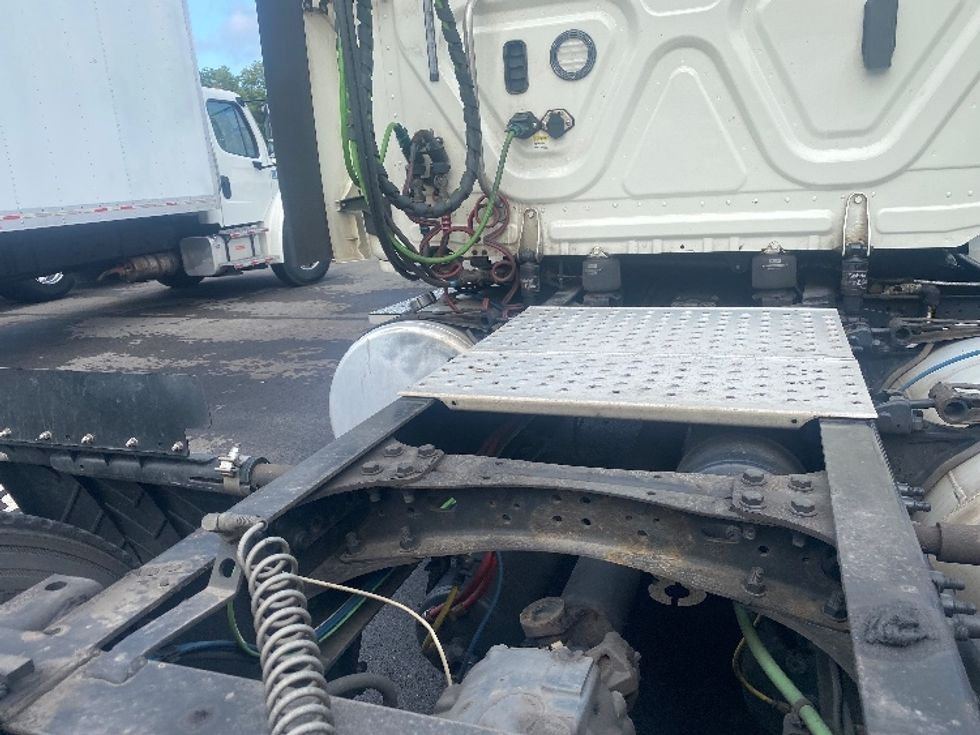 Day Cab Tractor-Heavy Duty Tractors-Freightliner-2018-T12664ST-King Of Prussia-PA-441,699\n\t\tmiles-$ 38,000 - Image 17