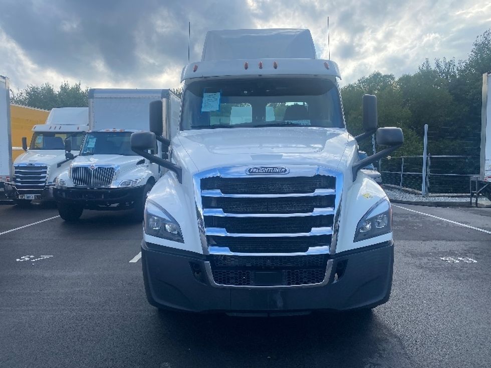 Day Cab Tractor-Heavy Duty Tractors-Freightliner-2018-T12664ST-King Of Prussia-PA-441,699\n\t\tmiles-$ 38,000 - Image 2