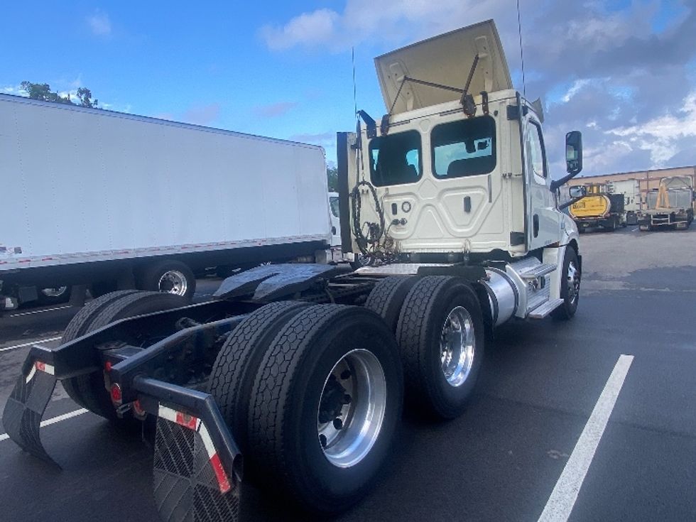Day Cab Tractor-Heavy Duty Tractors-Freightliner-2018-T12664ST-King Of Prussia-PA-441,699\n\t\tmiles-$ 38,000 - Image 7