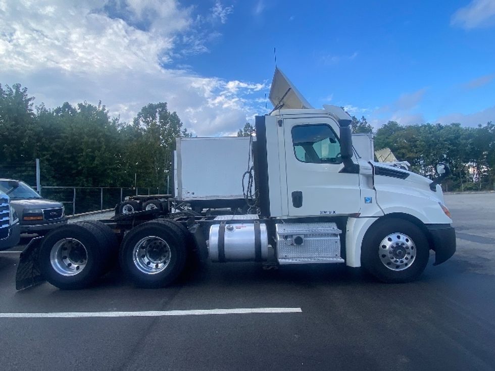 Day Cab Tractor-Heavy Duty Tractors-Freightliner-2018-T12664ST-King Of Prussia-PA-441,699\n\t\tmiles-$ 38,000 - Image 8