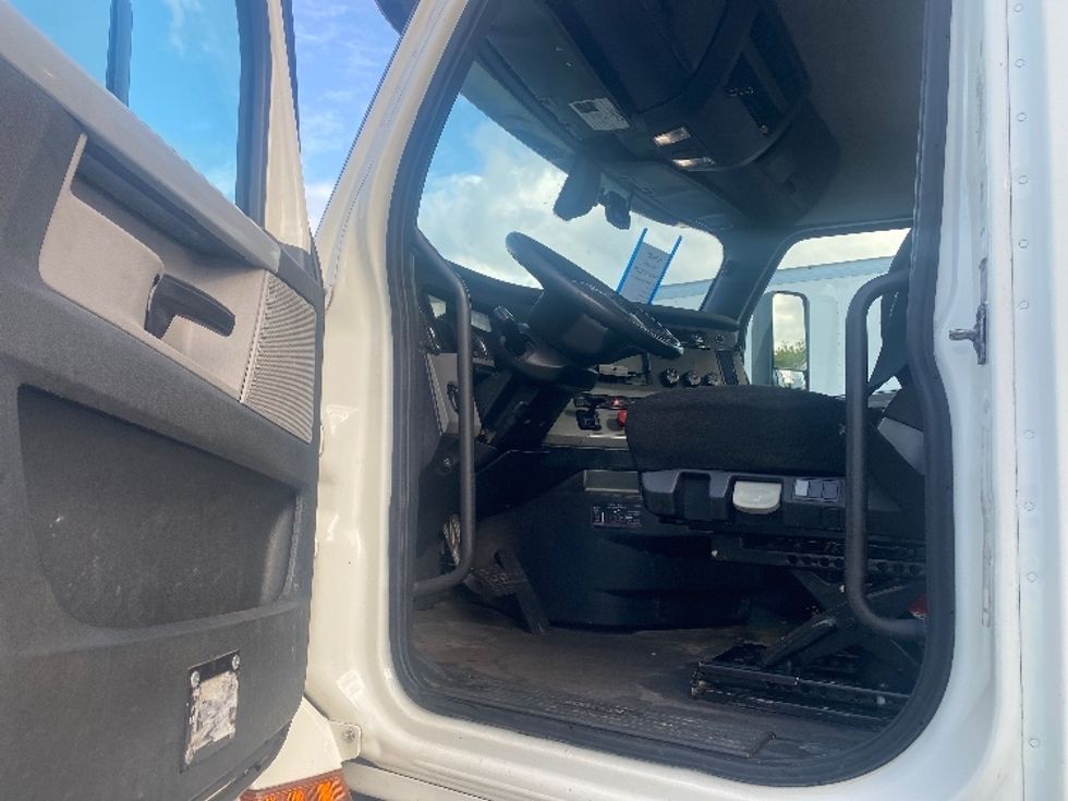 Day Cab Tractor-Heavy Duty Tractors-Freightliner-2018-T12664ST-King Of Prussia-PA-441,699\n\t\tmiles-$ 38,000 - Image 9