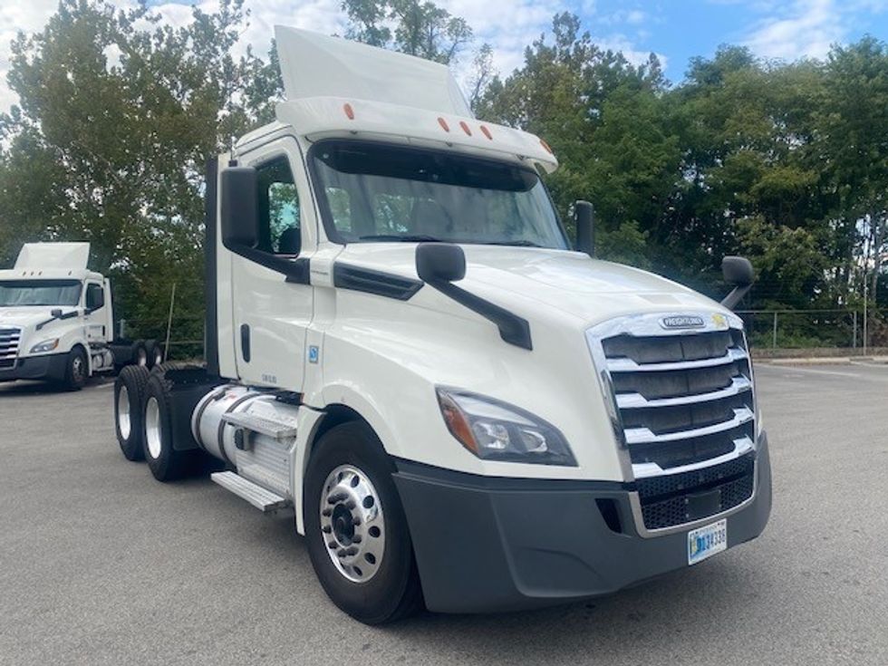 Day Cab Tractor-Heavy Duty Tractors-Freightliner-2018-T12664ST-King Of Prussia-PA-452,381\n\t\tmiles-$ 37,500 - Image 1