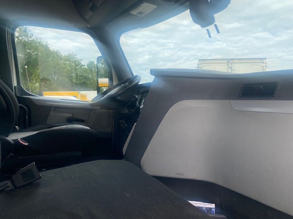 Day Cab Tractor-Heavy Duty Tractors-Freightliner-2018-T12664ST-King Of Prussia-PA-452,381\n\t\tmiles-$ 37,500 - Image 11